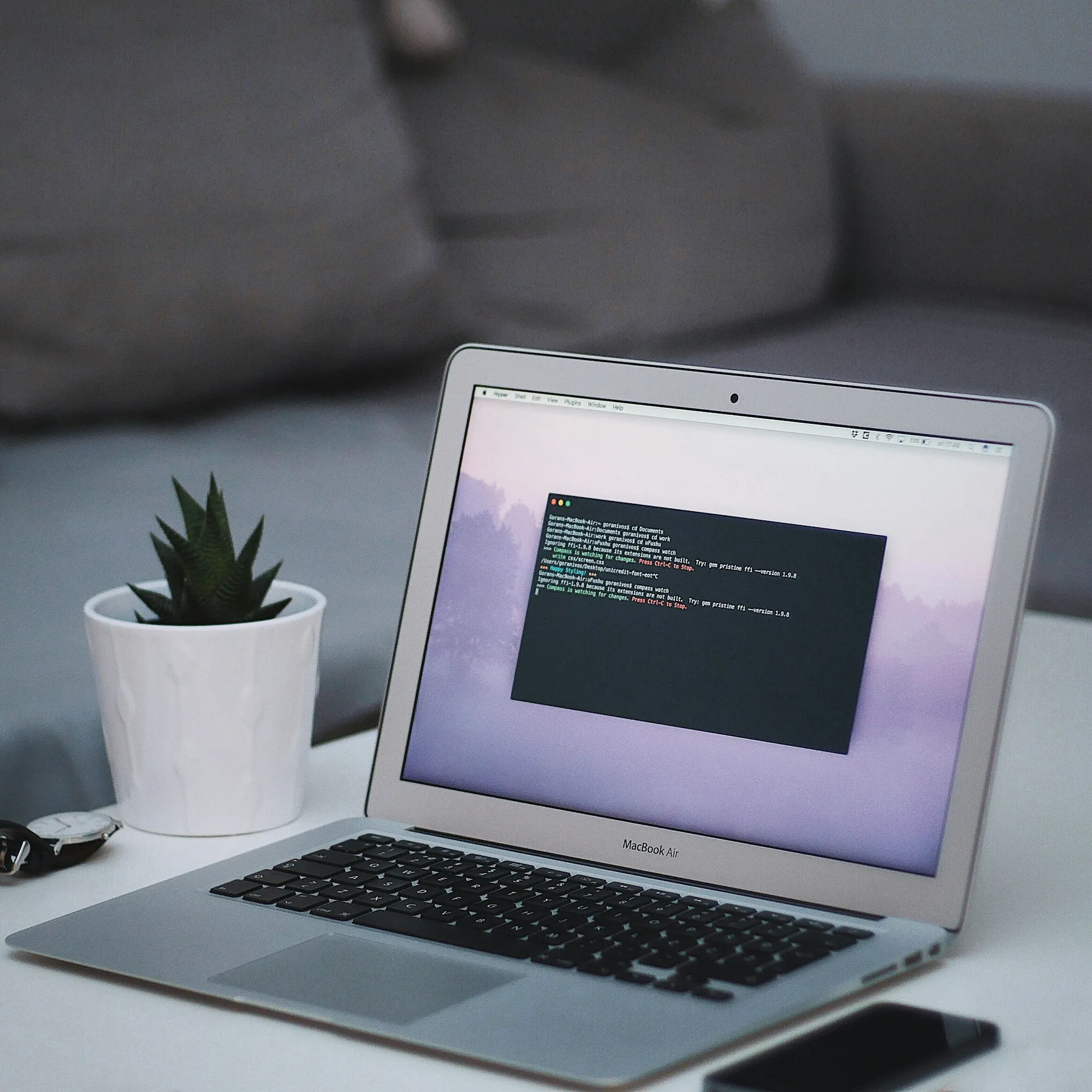 Laptop na kojem je otvoren terminal unutar linuxa