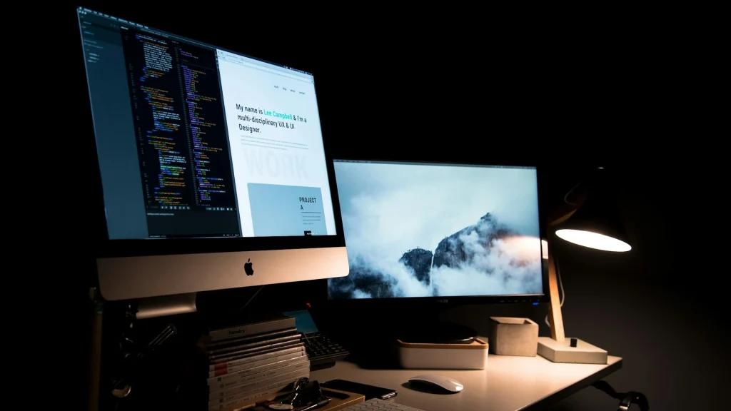 Dva monitora na kojima se radi web dizajn