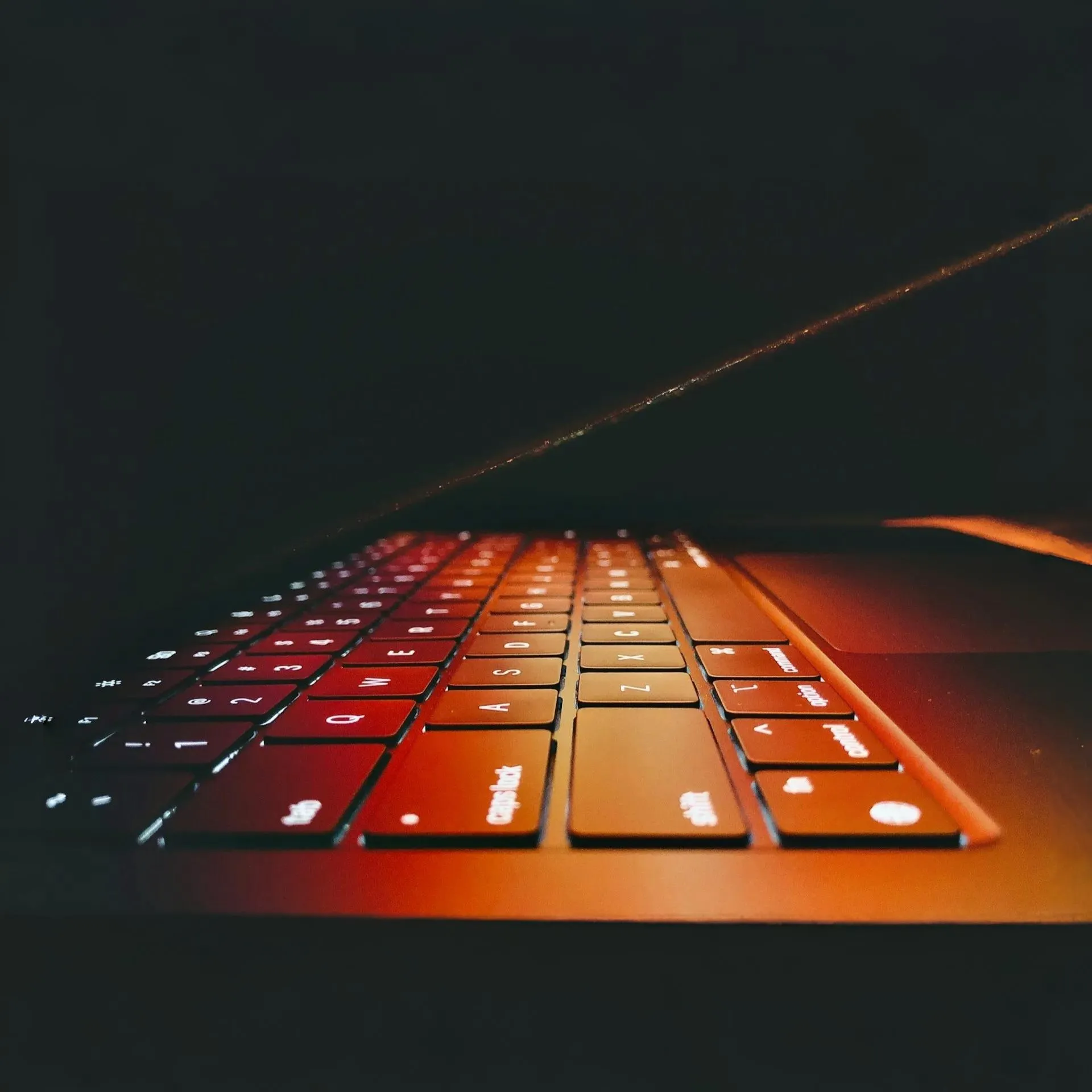 poluotvoren laptop slika sa bočne strane