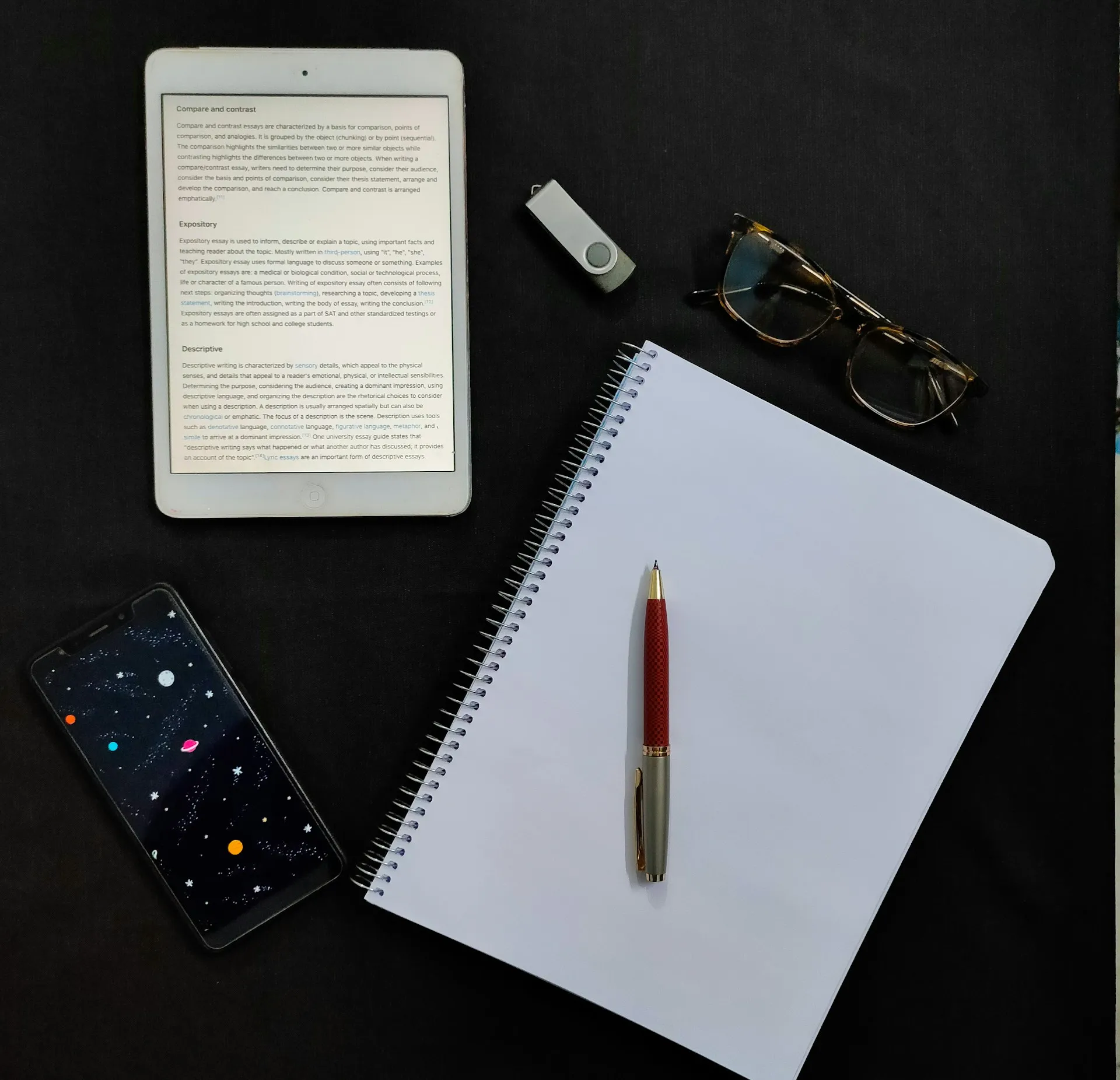 Papir, olovka i tablet za bolje pisanje sadržaja web stranice